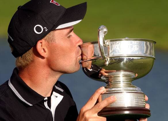 Padraig Harrington (Irland) küßt seine Trophäe für den Sieg beim Linde German Masters 2004 Golf Herren Linde German Masters 2004, Golfen, European PGA Tour, Vdig Einzelbild Gut Lärchenhof Köln Pulheim