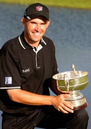 Padraig Harrington (Irland) präsentiert seine Trophäe für den Sieg beim Linde German Masters 2004 Golf Herren Linde German Masters 2004, Golfen, European PGA Tour, Vdig Einzelbild Gut Lärchenhof Köln Pulheim Freude,