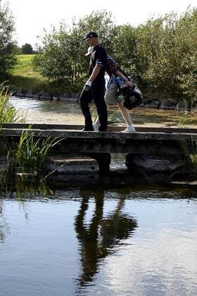 Padraig Harrington (Irland) überquert mit seinem Caddie das Wasserhindernis Golf Herren Linde German Masters 2004, Golfen, European PGA Tour, Vdig Gruppe Gut Lärchenhof Köln Pulheim