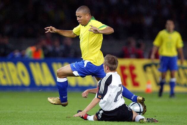 Ronaldo (Brasilien, li.) springt über Philipp Lahm (Deutschland) hinweg Fußball Länderspiel Herren Länderspiel 2004, Freundschaftsspiel, Test, Testspiel, Nationalmannschaft, Nationalteam, Gruppe Berlin Dynamik,