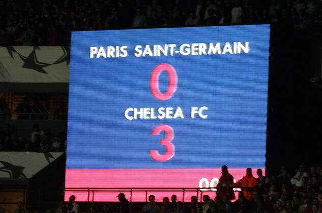 Anzeigetafel: Leuchtende rote Zahlen auf blauem Grund zeigen die deutliche 0:3-Niederlage von Paris St. Germain gegen den FC Chelsea Fußball EC 1 Herren Champions League 2004 2005, Paris Saint Germain - Chelsea FC London 0:3, PSG, Einzelbild pan7176 Paris  