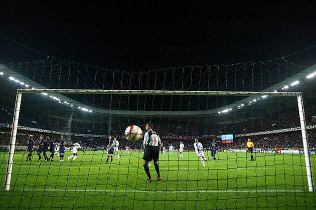 Der Ball zappelt im Netz, nachdem Didier Drogba mit einem direktem Freistoß die Pariser Abwehrmauer und Torwart Lionel Letizi überwunden hat Fußball EC 1 Herren Champions League 2004 2005, Paris Saint Germain - Chelsea FC London 0:3, PSG, St. Germain Totale pan7176 Paris, Symbol, Feature Enttäuschung  