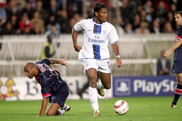 Didier Drogba (re., Chelsea) lässt Helder (Paris St. Germain) am Boden zurück Fußball EC 1 Herren Champions League 2004 2005, Paris Saint Germain - Chelsea FC London 0:3, PSG, Gruppe pan7176 Paris Dynamik,  
