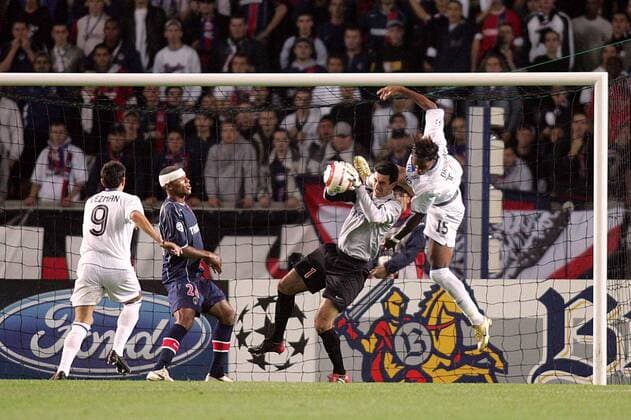 Torwart Lionel Letizi (Paris St. Germain) behält im Duell mit Didier Drogba (re., Chelsea) die Oberhand Fußball EC 1 Herren Champions League 2004 2005, Paris Saint Germain - Chelsea FC London 0:3, PSG, Totale pan7176 Paris Dynamik,  