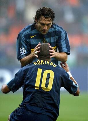 Christian Vieri (hi.) und Adriano (beide Inter) - Torjubel - PUBLISHING RIGHTS FOR GERMAN MEDIA ONLY Fußball EC 1 Herren Champions League 2004 2005, Internazionale FC Mailand, Gruppe Mailand Freude,