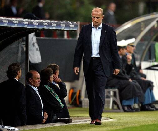 Trainer Thomas Schaaf (Bremen) nachdenklich - PUBLISHING RIGHTS FOR GERMAN MEDIA ONLY Fußball EC 1 Herren Champions League 2004 2005, SV Werder Bremen, Einzelbild Mailand Enttäuschung, Nachdenklichkeit,