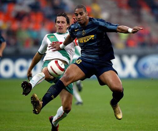 Adriano (re., Inter) gegen Frank Baumann (Bremen) - PUBLISHING RIGHTS FOR GERMAN MEDIA ONLY Fußball EC 1 Herren Champions League 2004 2005, Internazionale FC Mailand - SV Werder Bremen 2:0, Gruppe Mailand Dynamik,