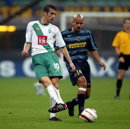 Johan Micoud (li., Bremen) gegen Juan Sebastian Veron (Inter) - PUBLISHING RIGHTS FOR GERMAN MEDIA ONLY Fußball EC 1 Herren Champions League 2004 2005, Internazionale FC Mailand - SV Werder Bremen 2:0, Gruppe Mailand Dynamik,