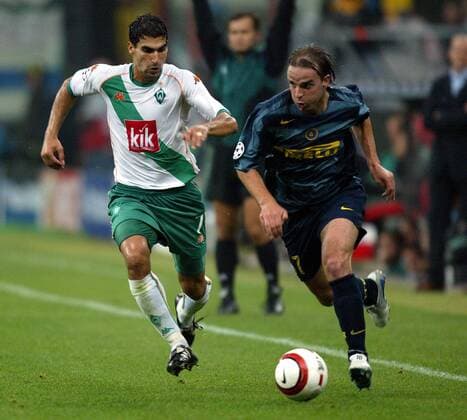 Paul Stalteri (li., Bremen) gegen Andy van der Meyde (Inter) - PUBLISHING RIGHTS FOR GERMAN MEDIA ONLY Fußball EC 1 Herren Champions League 2004 2005, Internazionale FC Mailand - SV Werder Bremen 2:0, Gruppe Mailand Dynamik,