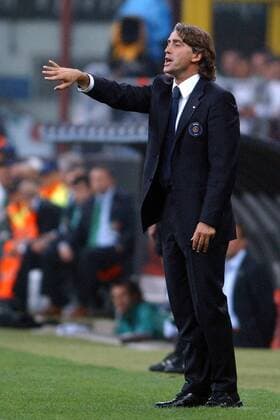Trainer Roberto Mancini (Inter) gibt Anweisungen Fußball EC 1 Herren Champions League 2004 2005, Internazionale FC Mailand, Serie A, 1. Italienische Liga, Einzelbild Mailand