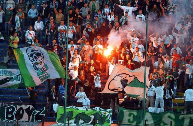 Die Werder-Fans sind mit südländischer Begeisterung bei der Sache Fußball EC 1 Herren Champions League 2004 2005, SV Werder Bremen Totale Mailand