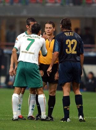 Schiedsrichter Lubos Michel (Slowakei, Mitte) sieht sich den Protesten von Paul Stalteri (Bremen, li.) und Christian Vieri (Inter) gegenüber Fußball EC 1 Herren Champions League 2004 2005, Internazionale FC Mailand - SV Werder Bremen 2:0 Gruppe Mailand