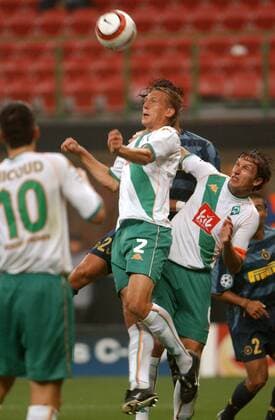 Frank Baumann (re.) und Frank Fahrenhorst (beide Bremen) im Kopfballduell Fußball EC 1 Herren Champions League 2004 2005, Internazionale FC Mailand - SV Werder Bremen 2:0 Gruppe Mailand Dynamik, Höhe, Kampf,