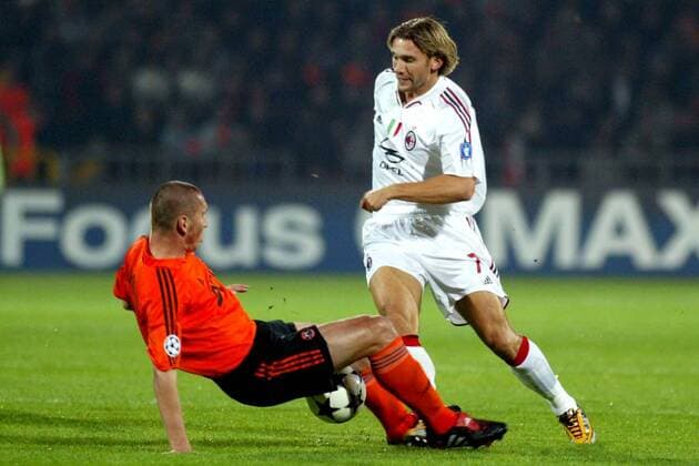 Andriy Shevchenko (Milan, re.) gegen Marius Lewandowski (Donetsk) Fußball EC 1 Herren Champions League 2004 2005, Shakhtar Donezk - AC Mailand 0:1, Shakhtyor, Schachtjor, Tackling, Gruppe grätschen Donetsk, Donezk, Dynamik,