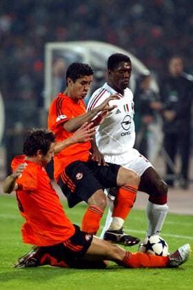 Clarence Seedorf (Milan, re.) gegen Matuzalem (Mitte) und Razvan Rat (beide Donetsk) Fußball EC 1 Herren Champions League 2004 2005, Shakhtar Donezk - AC Mailand 0:1, Shakhtyor, Schachtjor, Gruppe Donetsk, Donezk, Dynamik,