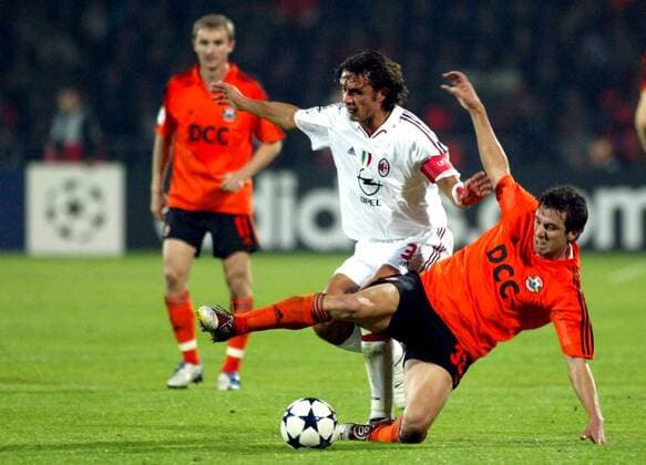 Paolo Maldini (Milan, li.) gegen Dario Srna (Donetsk) Fußball EC 1 Herren Champions League 2004 2005, Shakhtar Donezk - AC Mailand 0:1, Shakhtyor, Schachtjor, Gruppe Donetsk, Donezk, Dynamik,