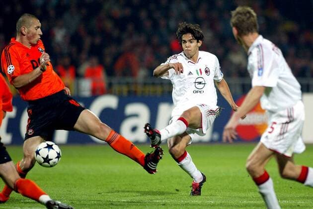 Kaka (Milan, re.) gegen Marius Lewandowski (Donetsk) Fußball EC 1 Herren Champions League 2004 2005, Shakhtar Donezk - AC Mailand 0:1, Shakhtyor, Schachtjor, Gruppe Donetsk, Donezk, Dynamik,