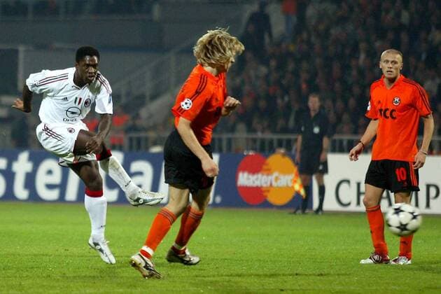 Clarence Seedorf (Milan) zieht ab, daneben Anatoliy Tymoschuk (Mitte) und Zvonimir Vukic (beide Donetsk) Fußball EC 1 Herren Champions League 2004 2005, Shakhtar Donezk - AC Mailand 0:1, Shakhtyor, Schachtjor, Gruppe Donetsk, Donezk, Dynamik,