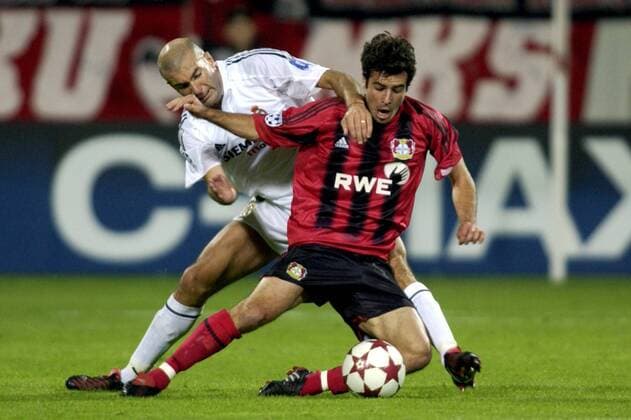 Robson Ponte (re., Leverkusen) gegen Zinedine Zidane (Real Madrid) Fußball EC 1 Herren Champions League 2004 2005, Bayer 04 Leverkusen - Real Madrid 3:0, Gruppe Leverkusen Dynamik,
