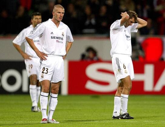 David Beckham (li.) und Ivan Helguera (beide Real Madrid) ratlos Fußball EC 1 Herren Champions League 2004 2005, Real Madrid, Gruppe Leverkusen Enttäuschung, Verzweiflung
