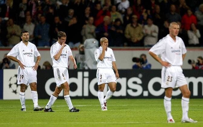 Ratlosigkeit bei den Spielern von Real Madrid v.li.: Walter Samuel, Ivan Helguera, Roberto Carlos, Beckham Fußball EC 1 Herren Champions League 2004 2005, Real Madrid, Gruppe Leverkusen Enttäuschung,