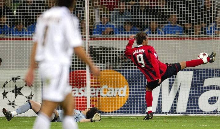 Dimitar Berbatov (re., Leverkusen) erzielt das 3:0, Torwart Casillas (Real Madrid) liegt geschlagen am Boden Fußball EC 1 Herren Champions League 2004 2005, Bayer 04 Leverkusen - Real Madrid 3:0, Gruppe Leverkusen Dynamik,