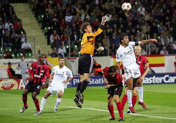 Torwart Hans Jörg Butt (Leverkusen) klärt gegen Raul Gonzalez (Real Madrid, 2.v.re.) per Faustabwehr, dazwischen: Diego Placente (Leverkusen) Fußball EC 1 Herren Champions League 2004 2005, Bayer 04 Leverkusen - Real Madrid 3:0, Vdig Gruppe Leverkusen Dynamik, Abwehr,