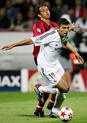 Walter Samuel (re., Real Madrid) entwischt Franca (Leverkusen) Fußball EC 1 Herren Champions League 2004 2005, Bayer 04 Leverkusen - Real Madrid 3:0, Gruppe Leverkusen Dynamik,