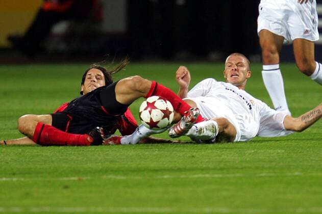 Diego Placente (Leverkusen, li.) am Boden gegen David Beckham (Real Madrid) Fußball EC 1 Herren Champions League 2004 2005, Bayer 04 Leverkusen - Real Madrid 3:0, Vdig Gruppe Leverkusen Dynamik, Kampf,