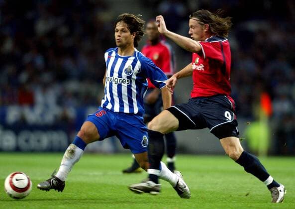 Diego (Porto, li.) gegen Ivica Olic (ZSKA Moskau) Fußball EC 1 Herren Champions League 2004 2005, FC Porto - CSKA Moskau 0:0 Gruppe Porto Dynamik,