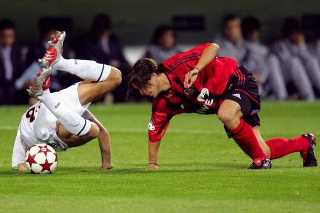 Diego Placente (Leverkusen, re.) und David Beckham (Real Madrid) mit einem Rollenspiel am Boden Fußball EC 1 Herren Champions League 2004 2005, Bayer 04 Leverkusen - Real Madrid 3:0, Vdig Gruppe Leverkusen Dynamik,