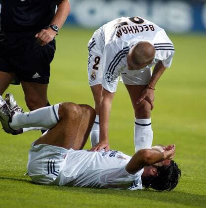 David Beckham kümmert sich um den verletzt am Boden liegenden Luis Figo (beide Real Madrid) Fußball EC 1 Herren Champions League 2004 2005, Real Madrid Gruppe Leverkusen