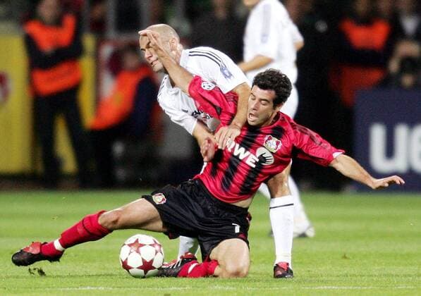 Robson Ponte (vorn, Leverkusen) gegen Zinedine Zidane (Real Madrid) Fußball EC 1 Herren Champions League 2004 2005, Bayer 04 Leverkusen - Real Madrid 3:0, Gruppe Leverkusen Dynamik, Kampf,