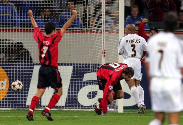 Dimitar Berbatov (2.v.re.) erzielt unter dem Jubel von Robson Ponte (beide Leverkusen, li.) das 3:0; Roberto Carlos (Real Madrid, 2.v.re.) hat das Nachsehen Fußball EC 1 Herren Champions League 2004 2005, Bayer 04 Leverkusen - Real Madrid 3:0, Vdig Gruppe Leverkusen Freude,