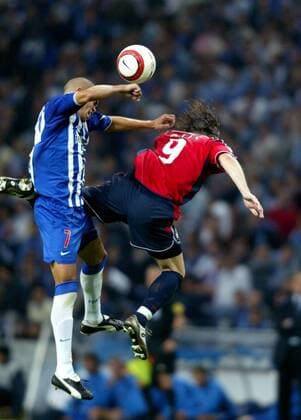 Pepe (Porto, li.) gegen Ivica Olic (ZSKA Moskau) Fußball EC 1 Herren Champions League 2004 2005, FC Porto - CSKA Moskau 0:0 Gruppe Porto Dynamik, Kampf, Höhe,