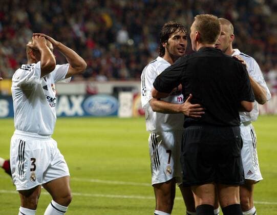 Raul Gonzalez (Mitte) und David Beckham (re., beide Real Madrid) beschweren sich bei FIFA Schiedsrichter Graham Poll (England), li. Roberto Carlos (Real Madrid) Fußball EC 1 Herren Champions League 2004 2005, Real Madrid Gruppe Leverkusen Enttäuschung, Verzweiflung, Spannung,