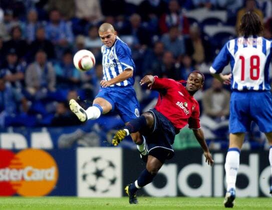 Pepe (Porto, li.) gegen Vagner Love (ZSKA Moskau) Fußball EC 1 Herren Champions League 2004 2005, FC Porto - CSKA Moskau 0:0 Gruppe Porto Dynamik,