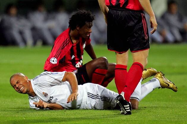 Ronaldo (Real Madrid) nach einem Foul von Roque Junior (Leverkusen) mit schmerzverzerrtem Gesicht am Boden Fußball EC 1 Herren Champions League 2004 2005, Bayer 04 Leverkusen - Real Madrid 3:0, Vdig Gruppe Leverkusen