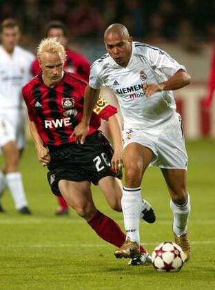 Ronaldo (Real Madrid) am Ball, li. Carsten Ramelow (Leverkusen) Fußball EC 1 Herren Champions League 2004 2005, Bayer 04 Leverkusen - Real Madrid 3:0 Gruppe Leverkusen Dynamik,