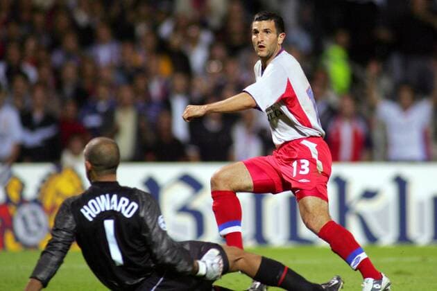 Pierre Alain Frau (Lyon) überwindet Torwart Tim Howard (Manchester United) zum 2:0 Fußball EC 1 Herren Champions League 2004 2005, Olympique Lyonnais - Manchester United 2:2, ManU, OL, Vdig Gruppe pan7188 Lyon  