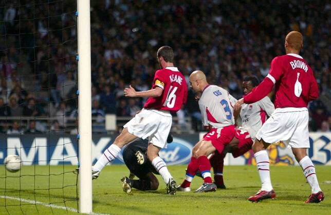 Cris (Lyon, Mitte) überwindet Torwart Howard und Roy Keane (beide Manchester United, li.) zum 1:0 Fußball EC 1 Herren Champions League 2004 2005, Olympique Lyonnais - Manchester United 2:2, ManU, OL, Vdig Gruppe pan7188 Lyon Dynamik,  