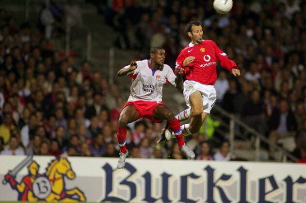Florent Malouda (Lyon, li.) gegen Ryan Giggs (Manchester United) Fußball EC 1 Herren Champions League 2004 2005, Olympique Lyonnais - Manchester United 2:2, ManU, OL, Vdig Gruppe pan7188 Lyon Dynamik, Höhe,  