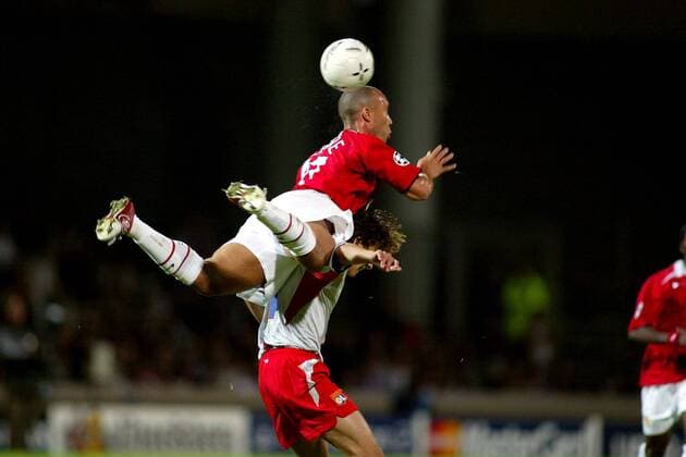 Mikael Silvestre (Manchester United) kommt auf dem Rücken von Nilmar (Lyon) zum Kopfball Fußball EC 1 Herren Champions League 2004 2005, Olympique Lyonnais - Manchester United 2:2, ManU, OL, Vdig Gruppe pan7189 Lyon Dynamik,  