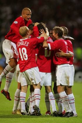 Mannschaftsjubel Manchester United um den Torschützen Ruud van Nistelrooy (Mitte), u.a. mit: Wesley Brown (li.), Paul Scholes (2.v.li.) und Gabriel Heinze (2.v.re.) Fußball EC 1 Herren Champions League 2004 2005, Manchester United, ManU, Vdig Gruppe pan7188 Lyon Freude,  