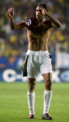 Pierre van Hooijdonk (Fenerbahce) bedankt sich bei den Anhängern Fußball EC 1 Herren Champions League 2004 2005, Fenerbahce Istanbul, Vdig Einzelbild Istanbul