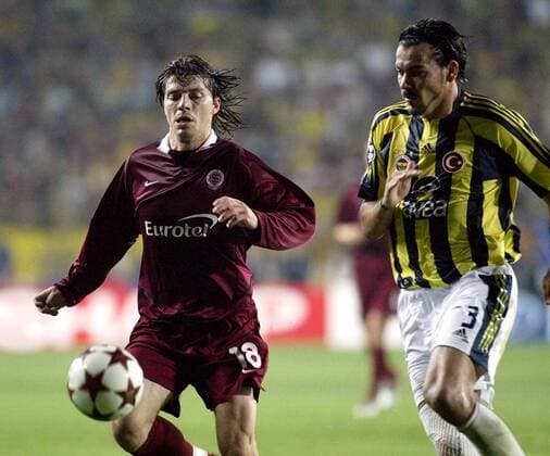 Milan Pacanda (Sparta Prag, li.) gegen Servet Cetin (Fenerbahce) Fußball EC 1 Herren Champions League 2004 2005, Fenerbahce Istanbul - Sparta Prag 1:0, Vdig Gruppe Istanbul Dynamik,