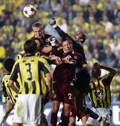 Torwart Rüstü Recber (Fenerbahce) klärt per Faustabwehr vor Miroslav Baranek (Sparta Prag) Fußball EC 1 Herren Champions League 2004 2005, Fenerbahce Istanbul - Sparta Prag 1:0, Vdig Gruppe Istanbul Dynamik, Kampf,