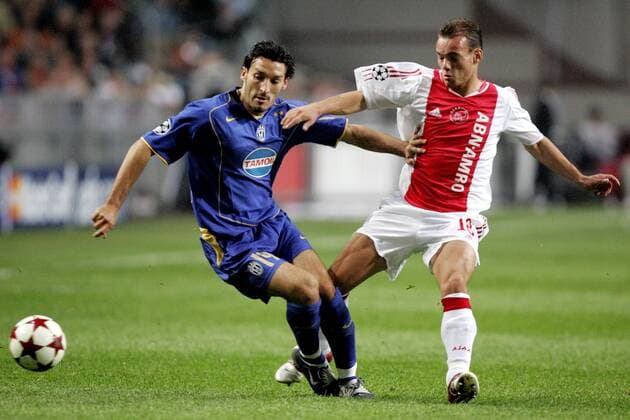 Wesley Sneijder (Ajax, re.) gegen Gianluca Zambrotta (Juventus) - PUBLISHING RIGHTS FOR GERMAN MEDIA ONLY Fußball EC 1 Herren Champions League 2004 2005, Ajax Amsterdam - Juventus Turin 0:1, Juve Gruppe Amsterdam Dynamik, Kampf,