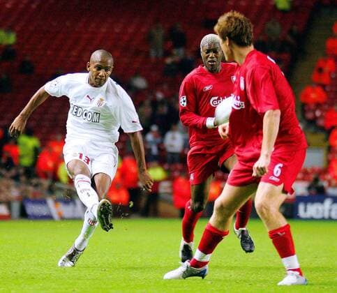 Maicon (Monaco, li.) kann ungehindert flanken, re. Djibril Cisse (Liverpool) Fußball EC 1 Herren Champions League 2004 2005, FC Liverpool - AS Monaco 2:0 Gruppe pan7195 Liverpool Dynamik,  