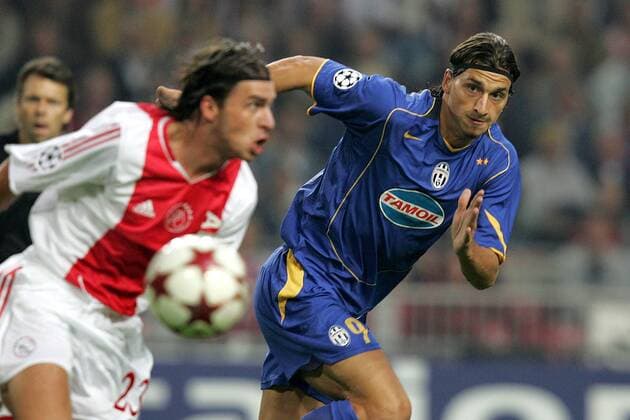 Zlatan Ibrahimovic (Juventus, re.) gegen Zdenek Grygera (Ajax) - PUBLISHING RIGHTS VOR GERMAN MEDIA ONLY Fußball EC 1 Herren Champions League 2004 2005, Ajax Amsterdam - Juventus Turin 0:1, Juve Gruppe Amsterdam Dynamik,